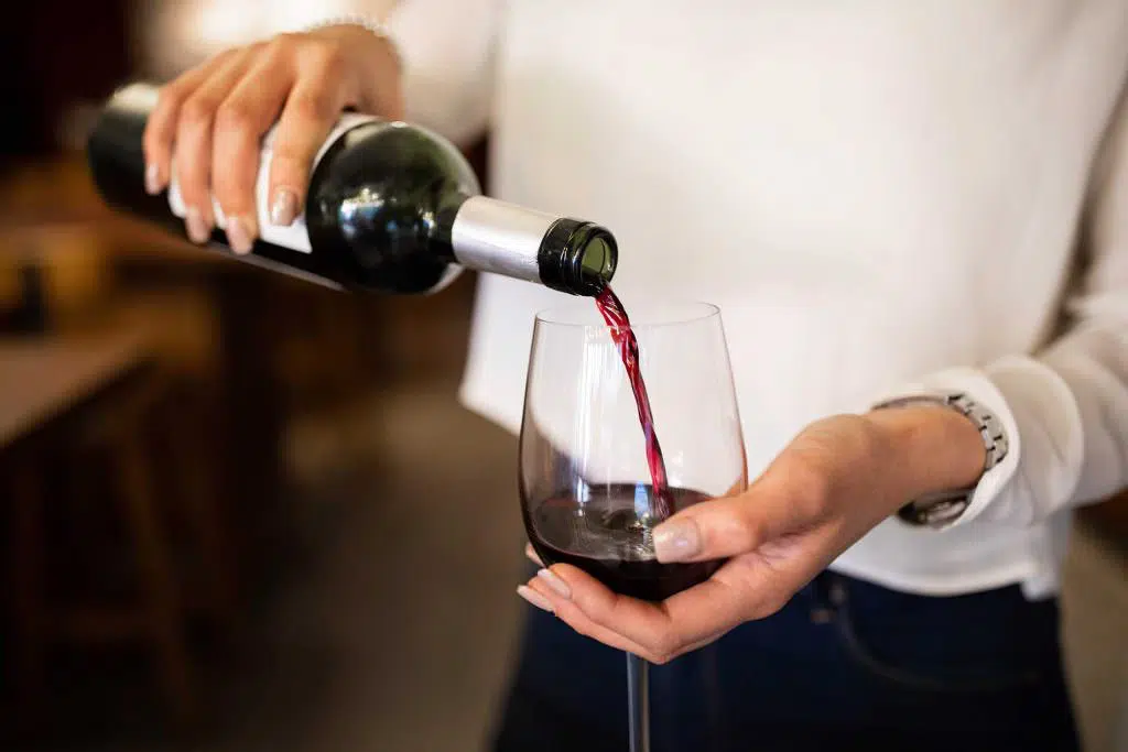 Trucos para evitar que el vino tinto te manche los dientes