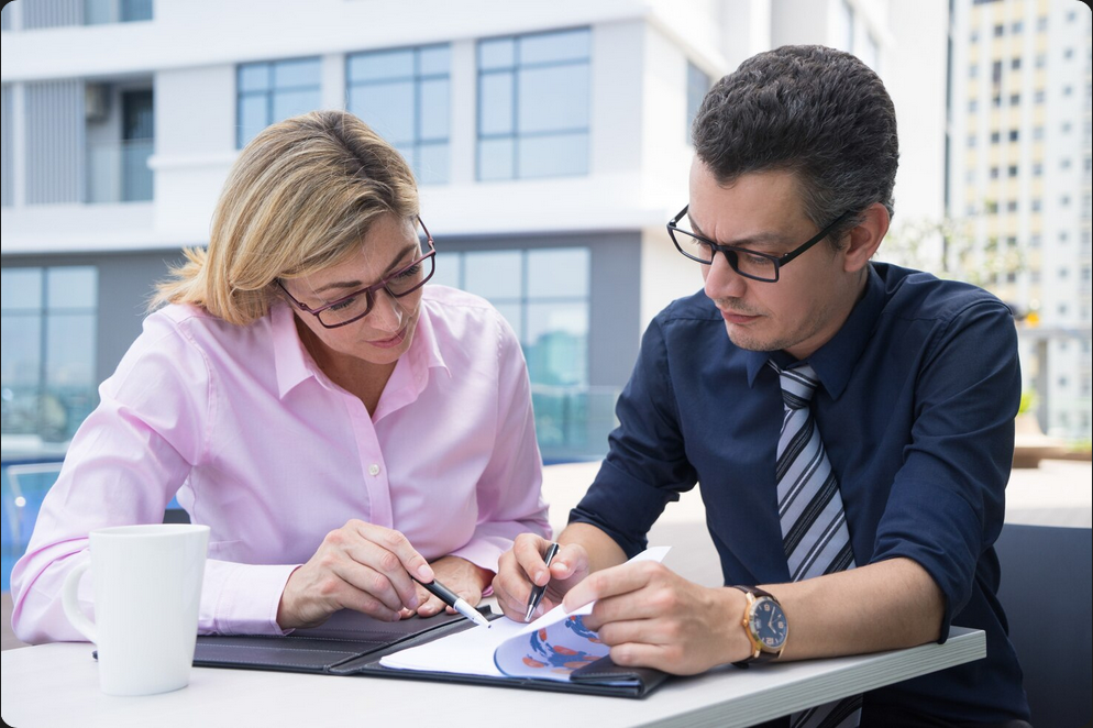 Navigating Retirement Planning with Adult Children: When & How to Offer Financial Guidance